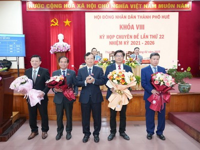 Ông Nguyễn Chí Tài (thứ 2 từ phải sang) được bầu giữ chức Phó chủ tịch UBND TP. Huế