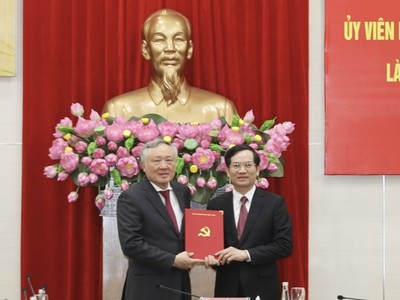 Phó thủ tướng Thường trực Nguyễn Hòa Bình trao quyết định chuẩn y ông Vũ Quyết Tiến. Ảnh: QMG