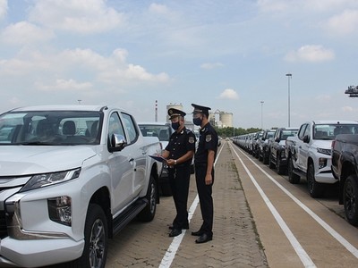 Công chức Chi cục Hải quan khu vực II kiểm tra xe ô tô nhập khẩu. (Ảnh: Lê Thu)