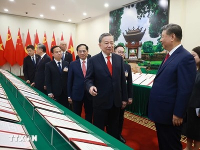 Tổng Bí thư Tô Lâm và Tổng Bí thư, Chủ tịch nước Trung Quốc Tập Cận Bình chứng kiến trưng bày các văn kiện hợp tác giữa hai nước. (Ảnh: Thống Nhất/TTXVN)