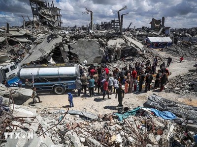 Người dân Palestine xếp hàng chờ lấy nước sinh hoạt tại trại tị nạn ở Dải Gaza ngày 10/4/2025. (Ảnh: THX/TTXVN)