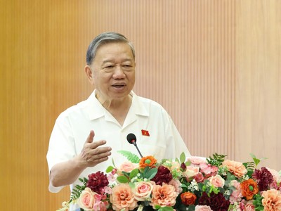 Tổng Bí thư Tô Lâm trao đổi với cử tri - Ảnh TN.