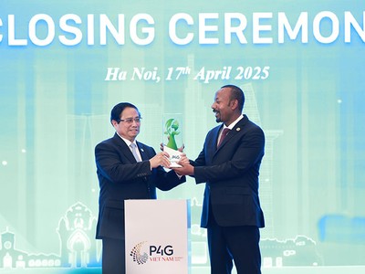 Thủ tướng Phạm Minh Chính trao biểu trưng đăng cai tổ chức Hội nghị thượng đỉnh Diễn đàn Đối tác vì Tăng trưởng xanh và Mục tiêu toàn cầu (P4G) lần thứ năm cho Thủ tướng Ethiopia Abiy Ahmed Ali. Ảnh: Đức Thanh