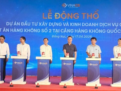 Các đại biểu thực hiện nghi thức động thổ Dự án.