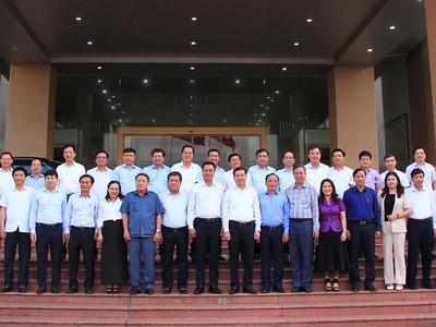 Lãnh đạo 2 tỉnh Quảng Bình- Quảng Trị cùng các Uỷ viên Ban thường vụ Tỉnh uỷ 2 tỉnh chụp ảnh lưu niệm sau hội nghị.