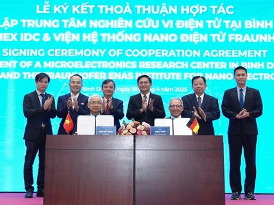 Đại diện của Becamex IDC và Viện Hệ thống Nano Điện tử Fraunhofer ENAS ký kết thỏa thuận thành lập Trung tâm Nghiên cứu vi điện tử