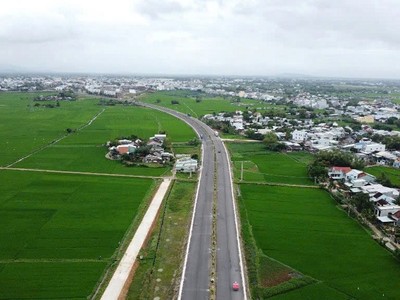 Dự án Tuyến đường kết nối từ trung tâm thị xã An Nhơn đến đường ven biển phía Tây đầm Thị Nại vừa được khánh thành. Ảnh: D.C.