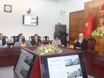 Đại diện Tập đoàn PDSI trình bày ý tưởng thực hiện dự án Khu tổ hợp dịch vụ kết hợp sân golf tại Bình Thuận. Ảnh: Báo Bình Thuận
