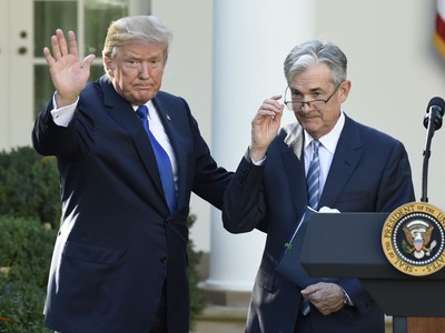 Tổng thống Mỹ Donald Trump (trái) đề cử ông Jerome Powell (phải) giữ chức Chủ tịch Fed trong cuộc họp báo tại Washington, D.C, ngày 2/11/2017. Ảnh: AFP/ TTXVN