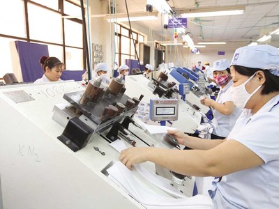 Mức thuế đối ứng của Mỹ tăng rất cao khiến các doanh nghiệp, nhất là trong ngành hàng xuất khẩu nhiều như dệt may, chịu ảnh hưởng lớn (Ảnh: Dũng Minh)
