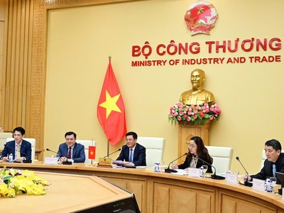 Trưởng đoàn đàm phán Chính phủ Nguyễn Hồng Diên điện đàm với Trưởng Đại diện Thương mại Mỹ Jamieson L. Greer để khởi động đàm phán song phương về các vấn đề thương mại.