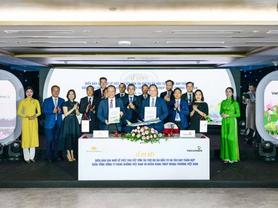 Ông Lê Quang Vinh - Thành viên HĐQT, Tổng Giám đốc Vietcombank (bên phải) và ông Lê Hồng Hà - Thành viên HĐQT kiêm Tổng Giám đốc Vietnam Airlines (bên trái) đại diện hai đơn vị hoàn thành nghi thức ký kết biên bản ghi nhớ trước sự chứng kiến của các đại biểu