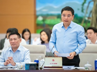 Bộ trưởng Bộ Tài chính Nguyễn Văn Thắng trình bày tờ trình của Chính phủ về Luật sửa 7 luật.
