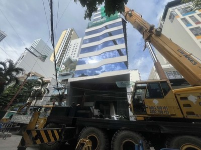 Lực lượng chức năng cưỡng chế khách sạn xây vượt 5 tầng ở đường Nguyễn Thiện Thuật, Thành phố Nha Trang, tỉnh Khánh Hòa. Ảnh: L.H