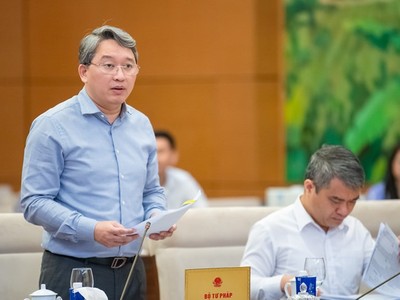 Bộ trưởng Bộ Tư pháp Nguyễn Hải Ninh trình bày tờ trình dự án luật.