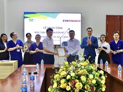Ông Mai Danh Hiền (thứ 4 từ phải), thành viên. HĐQT, Tổng giám đốc EVNFinance trao tặng máy thở di động Hamilton-C1 cho Bệnh viện Nhi Trung ương.