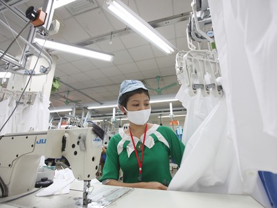 Với độ mở thương mại cao, nhiều doanh nghiệp trong ngành dệt may, thủy sản, điện tử, thép chịu ảnh hưởng từ thuế quan của Mỹ