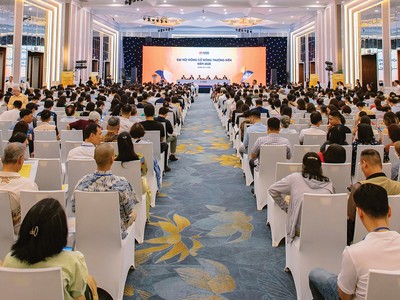 Đông đảo cổ đông tham dự đại hội cổ đông của SHB để tiếp cận thông tin từ lãnh đạo Ngân hàng