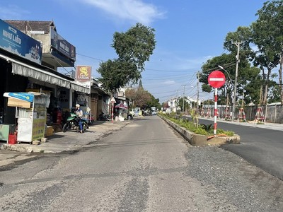 Dự án đường Trường Chinh có tổng vốn đầu tư 457 tỷ đồng thi công nhiều năm không xong, do đó Chủ tịch UBND tỉnh Kon Tum yêu cầu chủ đầu tư hoàn thành giải quyết khó khăn, vướng mắc trong quý III/2025.