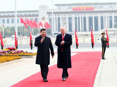 Chủ tịch Trung Quốc Tập Cận Bình (trái) trong lễ đón chính thức Tổng thống Mỹ Donald Trump tới thăm Bắc Kinh ngày 9/11/2017. Ảnh: THX/TTXVN