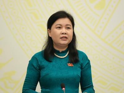 Phó Chủ nhiệm Ủy ban Pháp luật và Tư pháp Nguyễn Phương Thủy trả lời báo chí - Ảnh: Hạ Vy.