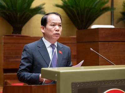 Chủ nhiệm Uỷ ban Pháp luật và Tư pháp Hoàng Thanh Tùng trình bày báo cáo thẩm tra.