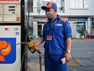 Giá bán lẻ xăng dầu tiếp tục hạ trong phiên điều hành chiều nay, 8/5.