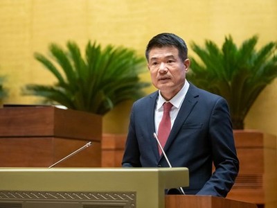 Viện trưởng VKSND Tối cao Nguyễn Huy Tiến trình bày tờ trình.
