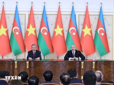 Tổng Bí thư Tô Lâm và Phu nhân cùng Tổng thống Azerbaijan Ilham Aliyev và Phu nhân chụp ảnh chung sau lễ đón tại Phủ Tổng thống. Ảnh: TTXVN