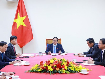 Thủ tướng Phạm Minh Chính điện đàm với Thủ tướng Singapore Lawrence Wong. Ảnh: Nhật Bắc