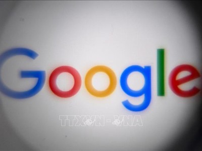 Biểu tượng Google trên màn hình điện thoại thông minh. Ảnh tư liệu: AFP/TTXVN