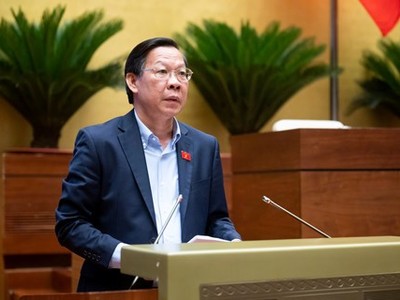 Chủ nhiệm Uỷ ban Kinh tế và Tài chính Phan Văn Mãi trình bày báo cáo giải trình, tiếp thu.