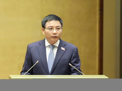 Bộ trưởng Bộ Tài chính Nguyễn Văn Thắng thay mặt Chính phủ trình Quốc hội dự thảo Nghị quyết của Quốc hội thay thế Nghị quyết số 35/2021/QH15 về thí điểm một số cơ chế, chính sách đặc thù phát triển thành phố Hải Phòng. Ảnh: Duy Linh