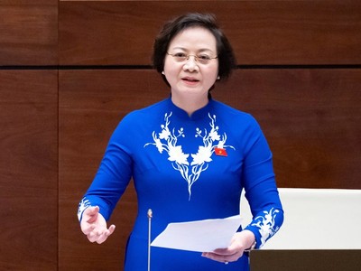 Bộ trưởng Bộ Nội vụ Phạm Thị Thanh Trà báo cáo giải trình.