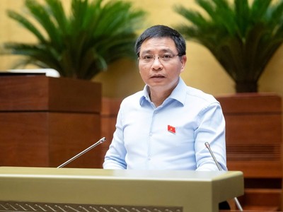 Bộ trưởng Bộ Tài chính Nguyễn Văn Thắng trình bày tờ trình Dự thảo nghị quyết.