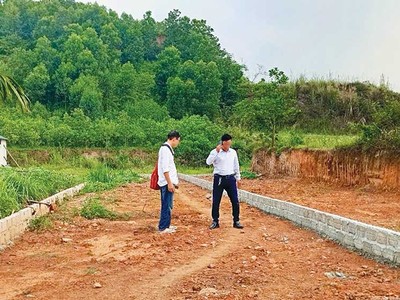 Một nhà đầu tư đi “săn” đất tại vùng ven Hà Nội. Ảnh: Trương Thanh