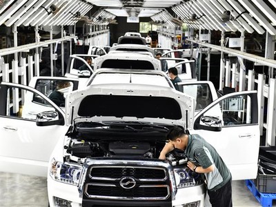Công nhân làm việc trên dây chuyền lắp ráp xe ô tô tại khu công nghiệp kỹ thuật cao ở thành phố Nhật Chiếu, tỉnh Sơn Đông (Trung Quốc). Ảnh: THX/TTXVN