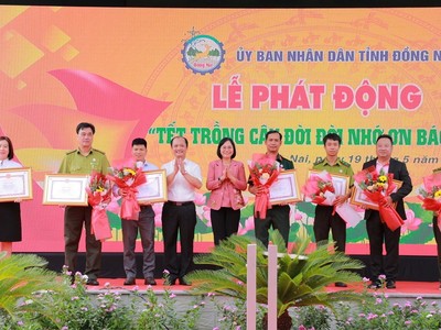 Đại diện C.P. Việt Nam (thứ 2 từ phải sang) nhận bằng khen từ UBND tỉnh Đồng Nai.