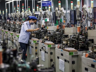 Công nhân làm việc tại dây chuyền sản xuất cuộn cảm của một nhà máy ở thành phố Tô Thiên, tỉnh Giang Tô, Trung Quốc. Ảnh: AFP