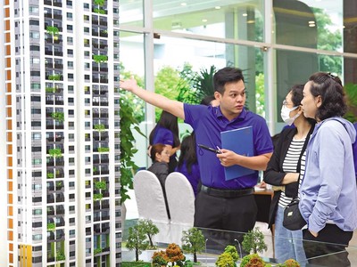 Khách hàng đi tìm mua căn hộ, nhưng phần đông chỉ tham khảo và chờ đợi vì giá đang cao. Ảnh: V.D