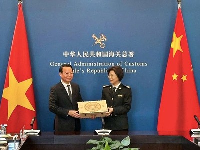 Bộ trưởng Đỗ Đức Duy tặng quà lưu niệm bà Tôn Mai Quân, Tổng cục trưởng Tổng cục Hải quan Trung Quốc. Ảnh: ICD.