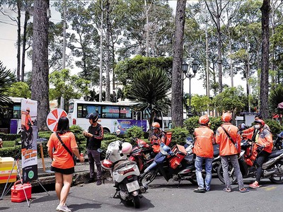 Các hãng xe công nghệ đang cạnh tranh quyết liệt để giành thị phần. Trong ảnh: Lalamove đã chính thức mở rộng sang lĩnh vực gọi xe công nghệ