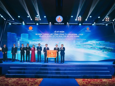 Lãnh đạo Viglacera nhận cờ thi đua của Bộ Xây dựng năm 2024.