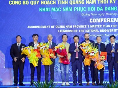 UBND tỉnh Quảng Nam trao thoả thuận nguyên tắc nghiên cứu địa điểm đầu tư dự án Đầu tư, kinh doanh kết cấu hạ tầng Khu công nghiệp Nam Thăng Bình cho ông Lê Hùng Anh, Chủ tịch Công ty cổ phần Tập đoàn BIN Corporation (đứng thứ 2 từ trái qua) vào đầu năm 2024.