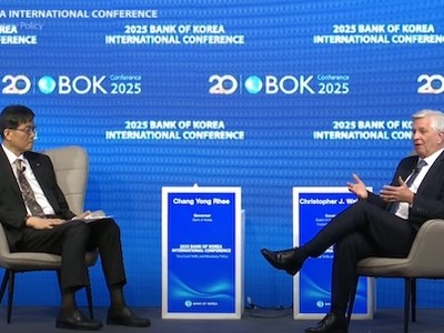 Thống đốc Fed để ngỏ khả năng cắt giảm lãi suất vào cuối năm