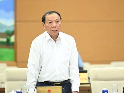 Bộ trưởng Bộ Văn hóa, thể thao và du lịch Nguyễn Văn Hùng phát biểu tại phiên thảo luận.