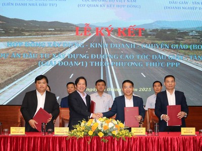 Quang cảnh lễ ký kết hợp đồng Dự án PPP cao tốc Dầu Giây - Tân Phú.