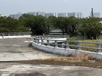 Điểm đầu của Dự án nối với đường Võ Văn Kiệt, hạng mục cầu vượt xây dựng dở dang cách đây 10 năm, sau đó dừng lại cho đến nay - Ảnh: Lê Anh