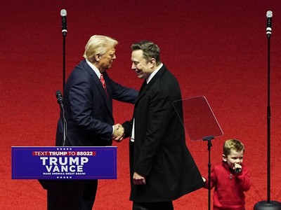 Tổng thống đắc cử Mỹ Donald Trump (trái) và Giám đốc điều hành Tesla Elon Musk tại buổi mít tinh ở Washington, D.C., ngày 19/1/2025. Ảnh: Kyodo/TTXVN