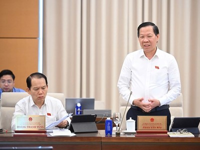 Chủ nhiệm Ủy ban Kinh tế và Tài chính Phan Văn Mãi phát biểu tại phiên thảo luận. 